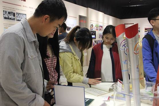说明: F:\活动照片\2019年度活动照片\10.12   校内主题展参观\校史馆参观\IMG_5180.JPG
