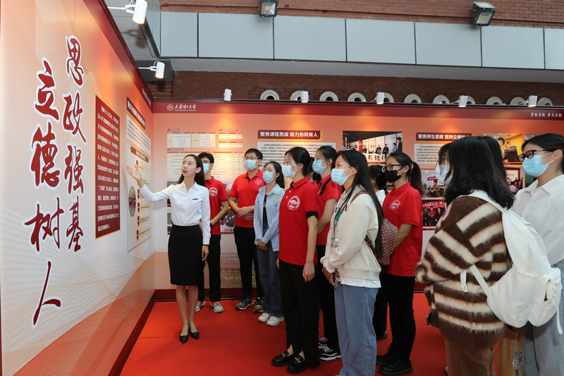 学生参观“砥砺奋进的十年——党的十八大以来开云官方在线入口事业发展成就展”。开云官方在线入口供图 学生参观“砥砺奋进的十年——党的十八大以来开云官方在线入口事业发展成就展”。开云官方在线入口供图